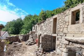 Traditional stone property with advanced reconstruction and stream in Covas, Vila Nova de Cerveira Traditional stone property with advanced reconstruction and stream in Covas, Vila Nova de Cerveira