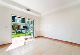 Two Bedroom Corner Townhouse with Pool in Vilamoura Algarve