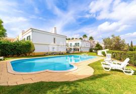 Two Bedroom Corner Townhouse with Pool in Vilamoura Algarve