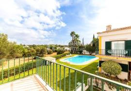 Two Bedroom Corner Townhouse with Pool in Vilamoura Algarve
