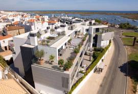 Tavira – 3-bedroom waterfront apartment with sea view terraces, garage and common pool