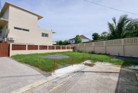 180 sqm Flat Land for Sale in Prime Nai Harn Kok Yang Location, Ideal to build a 2-3 storey home