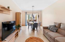2 bedroom apartment with garage and swimming pool 5 minutes from the beach in Armação de Pera