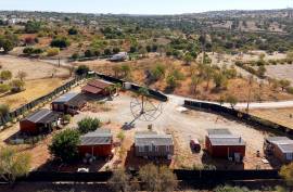 Excellent income opportunity AL ! Land of 3160 m² with 7 equipped mobil-homes in Albufeira