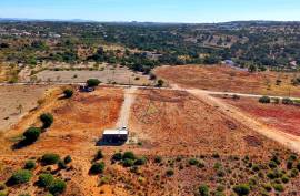 Rustic land of 10,320 m² with equipped mobile home and water borehole in Albufeira