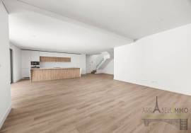 T3+1 Duplex in Montijo Terrace – Large volumes, comfort and energy performance T3+1 Duplex in Montijo Terrace – Large volumes, comfort and energy performance