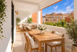 3 bedroom apartment with covered terrace and unobstructed views over the vegetation, in Calçada da Estrela, Lisbon