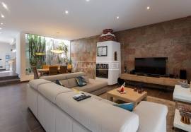 Fully refurbished luxury 5 bedroom farmhouse with swimming pool on a plot of 1451 m2 located in Patã de Cima in Boliqueime. Fully refurbished luxury 5 bedroom farmhouse with swimming pool on a plot of 1451 m2 located in Patã de Cima in Boliqueime.