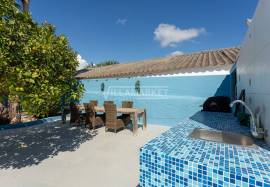 Fully refurbished luxury 5 bedroom farmhouse with swimming pool on a plot of 1451 m2 located in Patã de Cima in Boliqueime. Fully refurbished luxury 5 bedroom farmhouse with swimming pool on a plot of 1451 m2 located in Patã de Cima in Boliqueime.