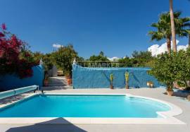 Fully refurbished luxury 5 bedroom farmhouse with swimming pool on a plot of 1451 m2 located in Patã de Cima in Boliqueime. Fully refurbished luxury 5 bedroom farmhouse with swimming pool on a plot of 1451 m2 located in Patã de Cima in Boliqueime.