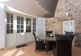 Fully refurbished luxury 5 bedroom farmhouse with swimming pool on a plot of 1451 m2 located in Patã de Cima in Boliqueime. Fully refurbished luxury 5 bedroom farmhouse with swimming pool on a plot of 1451 m2 located in Patã de Cima in Boliqueime.