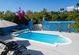 Fully refurbished luxury 5 bedroom farmhouse with swimming pool on a plot of 1451 m2 located in Patã de Cima in Boliqueime. Fully refurbished luxury 5 bedroom farmhouse with swimming pool on a plot of 1451 m2 located in Patã de Cima in Boliqueime.