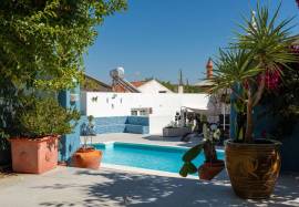 Fully refurbished luxury 5 bedroom farmhouse with swimming pool on a plot of 1451 m2 located in Patã de Cima in Boliqueime. Fully refurbished luxury 5 bedroom farmhouse with swimming pool on a plot of 1451 m2 located in Patã de Cima in Boliqueime.