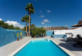 Fully refurbished luxury 5 bedroom farmhouse with swimming pool on a plot of 1451 m2 located in Patã de Cima in Boliqueime. Fully refurbished luxury 5 bedroom farmhouse with swimming pool on a plot of 1451 m2 located in Patã de Cima in Boliqueime.