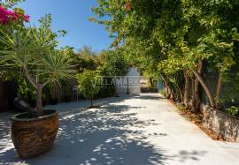 Fully refurbished luxury 5 bedroom farmhouse with swimming pool on a plot of 1451 m2 located in Patã de Cima in Boliqueime. Fully refurbished luxury 5 bedroom farmhouse with swimming pool on a plot of 1451 m2 located in Patã de Cima in Boliqueime.