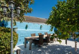 Fully refurbished luxury 5 bedroom farmhouse with swimming pool on a plot of 1451 m2 located in Patã de Cima in Boliqueime. Fully refurbished luxury 5 bedroom farmhouse with swimming pool on a plot of 1451 m2 located in Patã de Cima in Boliqueime.