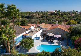 Fully refurbished luxury 5 bedroom farmhouse with swimming pool on a plot of 1451 m2 located in Patã de Cima in Boliqueime.