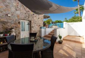 Fully refurbished luxury 5 bedroom farmhouse with swimming pool on a plot of 1451 m2 located in Patã de Cima in Boliqueime. Fully refurbished luxury 5 bedroom farmhouse with swimming pool on a plot of 1451 m2 located in Patã de Cima in Boliqueime.