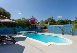 Fully refurbished luxury 5 bedroom farmhouse with swimming pool on a plot of 1451 m2 located in Patã de Cima in Boliqueime. Fully refurbished luxury 5 bedroom farmhouse with swimming pool on a plot of 1451 m2 located in Patã de Cima in Boliqueime.