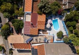 Fully refurbished luxury 5 bedroom farmhouse with swimming pool on a plot of 1451 m2 located in Patã de Cima in Boliqueime. Fully refurbished luxury 5 bedroom farmhouse with swimming pool on a plot of 1451 m2 located in Patã de Cima in Boliqueime.