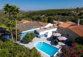 Fully refurbished luxury 5 bedroom farmhouse with swimming pool on a plot of 1451 m2 located in Patã de Cima in Boliqueime. Fully refurbished luxury 5 bedroom farmhouse with swimming pool on a plot of 1451 m2 located in Patã de Cima in Boliqueime.