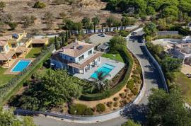 Alvor | Alto Golf Course – Stunning 3+1-bedroom villa with pool, landscaped gardens and golf course setting