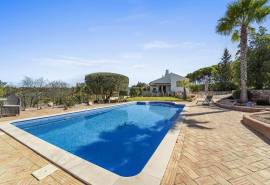 Carvoeiro - Traditional style villa with private pool and landscaped gardens