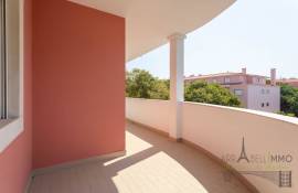 Cascais Costa da Guia – 3-Bedroom Apartment with Southeast Terrace, Master Suite and Sea View