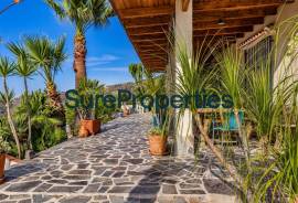 Exclusive villa with sea views, pool and large outdoor spaces in Sayalonga, Costa del Sol Exclusive villa with sea views, pool and large outdoor spaces in Sayalonga, Costa del Sol
