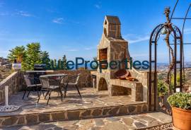 Exclusive villa with sea views, pool and large outdoor spaces in Sayalonga, Costa del Sol Exclusive villa with sea views, pool and large outdoor spaces in Sayalonga, Costa del Sol