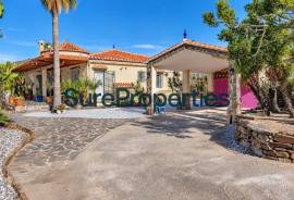 Exclusive villa with sea views, pool and large outdoor spaces in Sayalonga, Costa del Sol Exclusive villa with sea views, pool and large outdoor spaces in Sayalonga, Costa del Sol