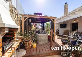 Charming Single-Level 2-Bedroom Townhouse with Courtyard Garden and Roof Terrace, Espiche