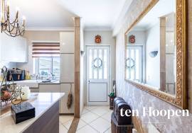 Charming Single-Level 2-Bedroom Townhouse with Courtyard Garden and Roof Terrace, Espiche