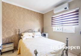 Charming Single-Level 2-Bedroom Townhouse with Courtyard Garden and Roof Terrace, Espiche