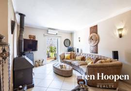 Charming Single-Level 2-Bedroom Townhouse with Courtyard Garden and Roof Terrace, Espiche