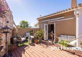Charming Single-Level 2-Bedroom Townhouse with Courtyard Garden and Roof Terrace, Espiche