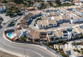 Charming Single-Level 2-Bedroom Townhouse with Courtyard Garden and Roof Terrace, Espiche