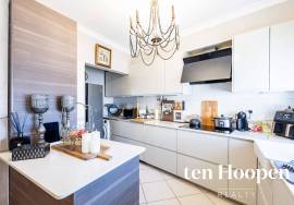 Charming Single-Level 2-Bedroom Townhouse with Courtyard Garden and Roof Terrace, Espiche