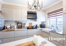 Charming Single-Level 2-Bedroom Townhouse with Courtyard Garden and Roof Terrace, Espiche