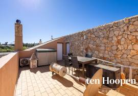Charming Single-Level 2-Bedroom Townhouse with Courtyard Garden and Roof Terrace, Espiche