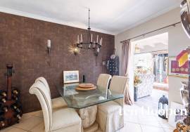 Charming Single-Level 2-Bedroom Townhouse with Courtyard Garden and Roof Terrace, Espiche