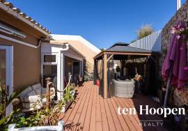 Charming Single-Level 2-Bedroom Townhouse with Courtyard Garden and Roof Terrace, Espiche