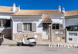 Charming Single-Level 2-Bedroom Townhouse with Courtyard Garden and Roof Terrace, Espiche