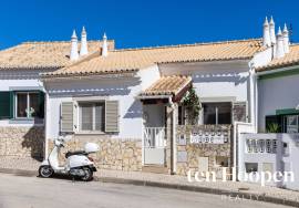 Charming Single-Level 2-Bedroom Townhouse with Courtyard Garden and Roof Terrace, Espiche