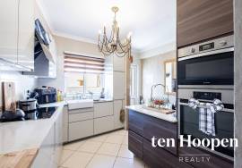 Charming Single-Level 2-Bedroom Townhouse with Courtyard Garden and Roof Terrace, Espiche