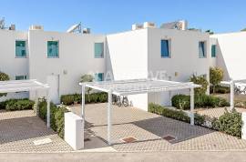 Modern 2 bedroom villa in a luxurious gated community near the Marina in Vilamoura, Algarve