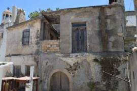 Old house on two levels of 100m2 for sale in the village square.