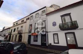 Semi-detached house - Building in the City Center. 3 floors. House with Commercial Space on The Ground Floor. Profitability.