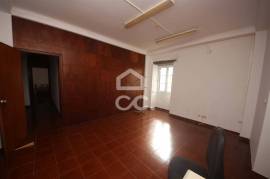 Urban Building in the City Center; 4 Floors; With several Commercial Spaces, Offices and 4 Apartments; Apartments T1+T3+T4; 9 wc's; Indoor and Outdoor Garage. Single Property.