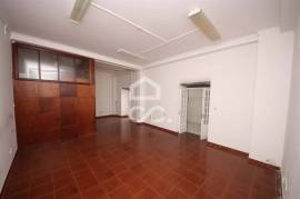Urban Building in the City Center; 4 Floors; With several Commercial Spaces, Offices and 4 Apartments; Apartments T1+T3+T4; 9 wc's; Indoor and Outdoor Garage. Single Property.